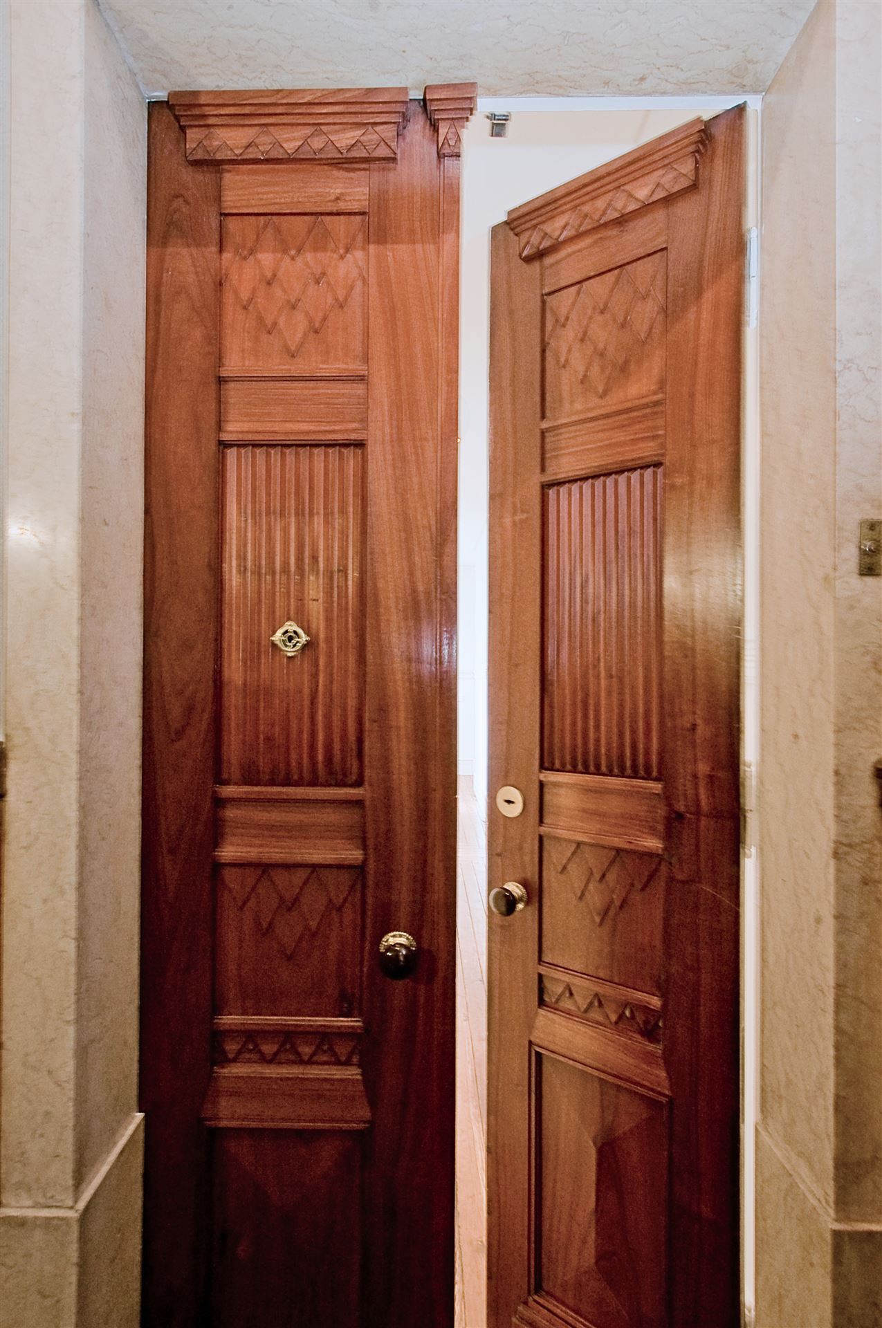LC Studio, Elias Entrance